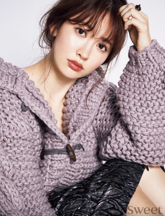 ざっくりニットの下はキャミ1枚!?小嶋陽菜のコーデが小悪魔かわいい♡