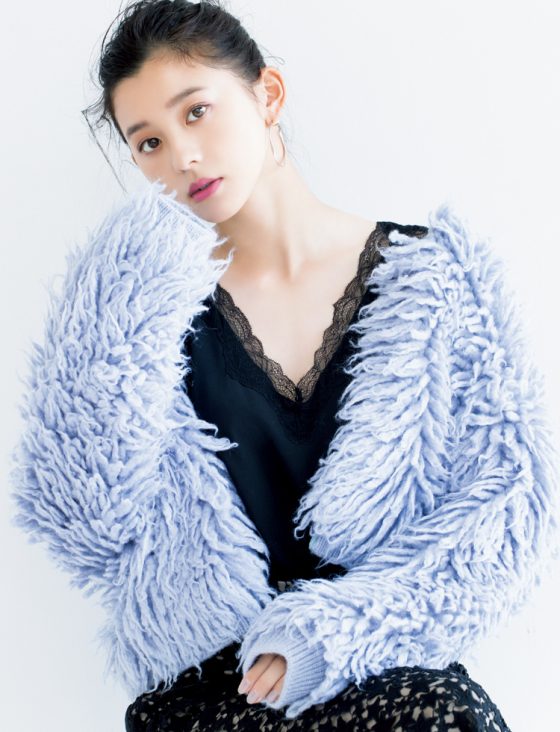 実はマンガ好き!? 9頭身美女・朝比奈 彩が上品“ほわキラ”コーデを披露♡