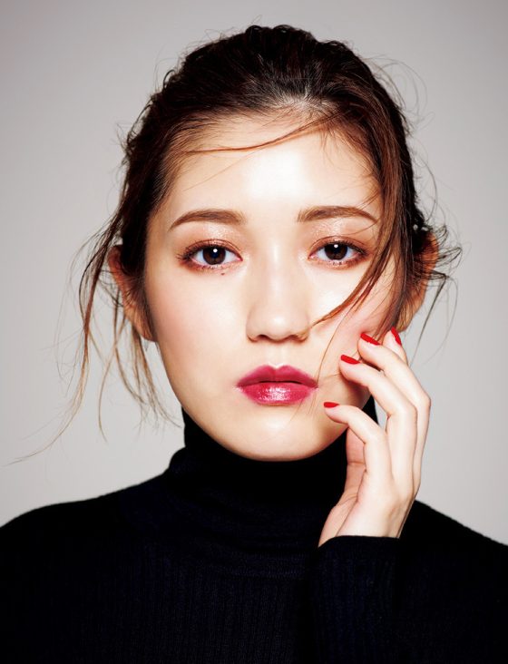 渡辺麻友、ぽってり唇が際立つディオールの赤リップで4变化！