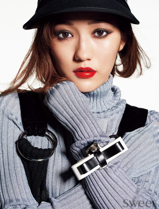 トゥーマッチがちょうどいい!? シャネルのホリデーコスメで“まゆゆ”がパワフルな女性にスイッチ♡