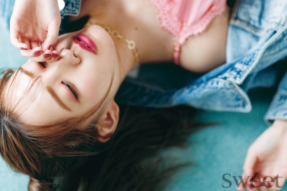 AKB48加藤玲奈が色っぽ小悪魔ガールに！意外と簡単!? ピンク目元の仕上げ方