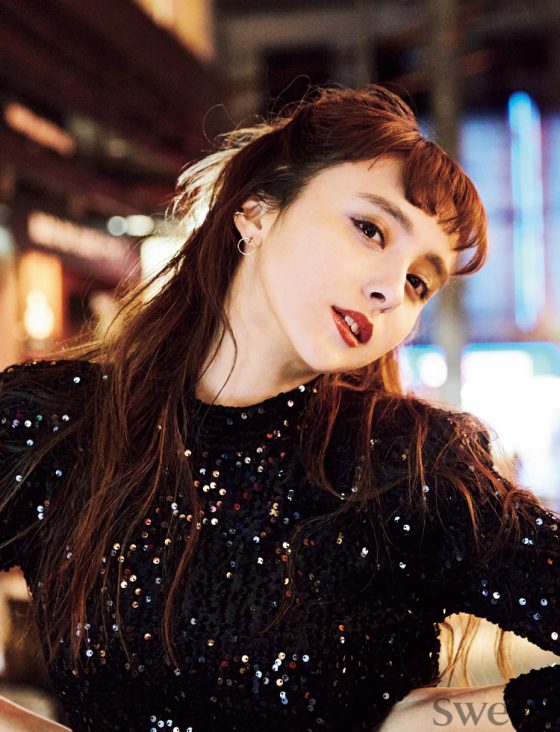 ZARAがっつり背中あきドレスで夜遊び!? 石田ニコル“お酒はハイボール派”