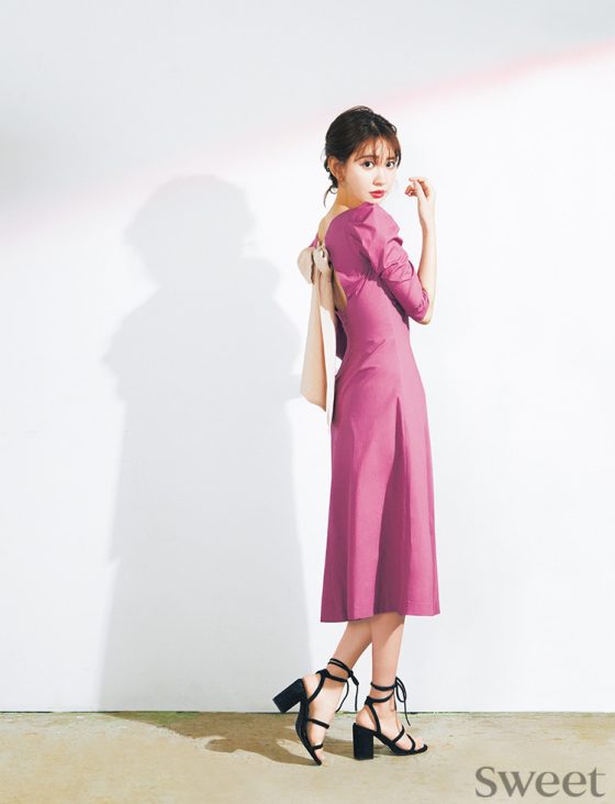 背中のリボンが可愛過ぎ！小嶋陽菜のとっておき“ピンク”アイテム