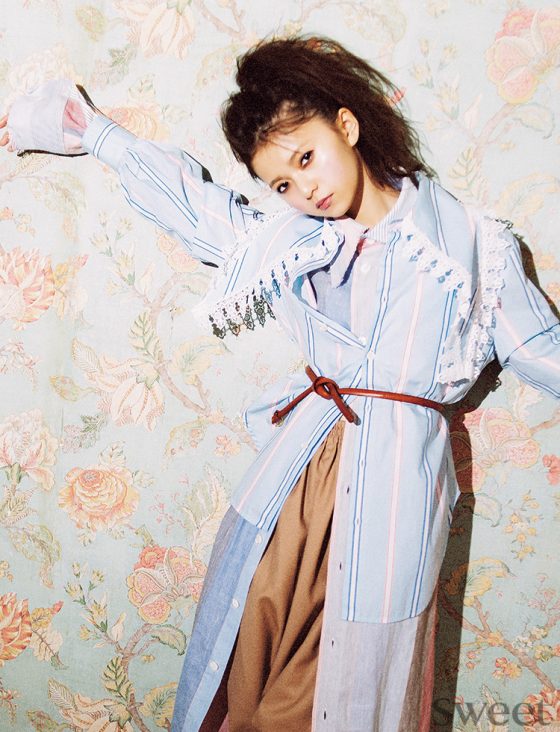 細眉メイクが新鮮♡最強の英国ブランドを齋藤飛鳥がロックに着こなす‼︎