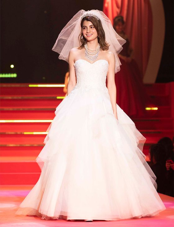 美しい花嫁姿にうっとり♡マギーも登場のecrusposeのドレスショー【sweet collection 2019 Report】