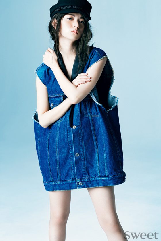 齋藤飛鳥の太ももにドキッ♡デニムトップスの“下をはかない”コーデが新鮮