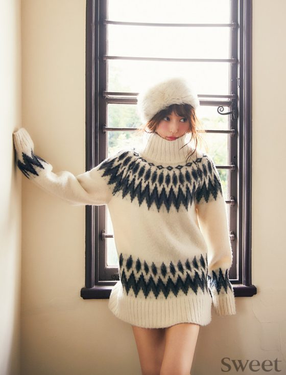 山口真帆がニットで悩殺♡太もも＆背中見せの大胆コーデを披露