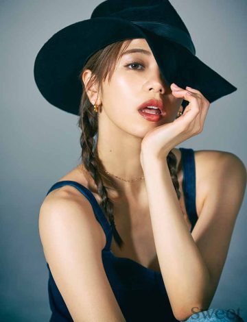 佐藤晴美の“黒ハット×肌見せ”がセクシー♡ しゃれ感ましましの相棒を紹介！