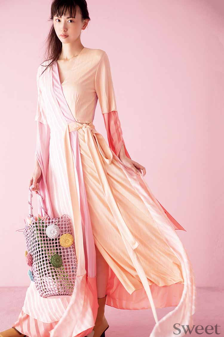 鈴木えみのピンクコーデが可愛すぎて尊い♡ えみちぃが大人ピンクの魅せ方を伝授！