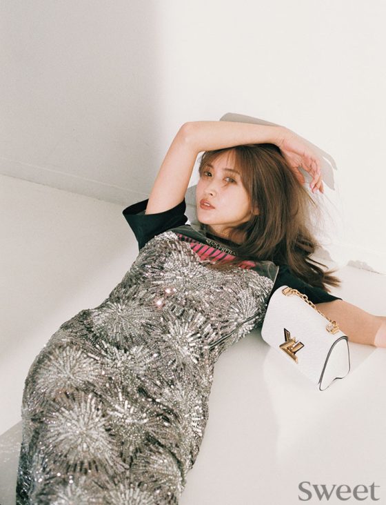 紗栄子がルイ・ヴィトンでイイ女の魅力全開！ 背中で魅せる大人の着こなしも披露♡