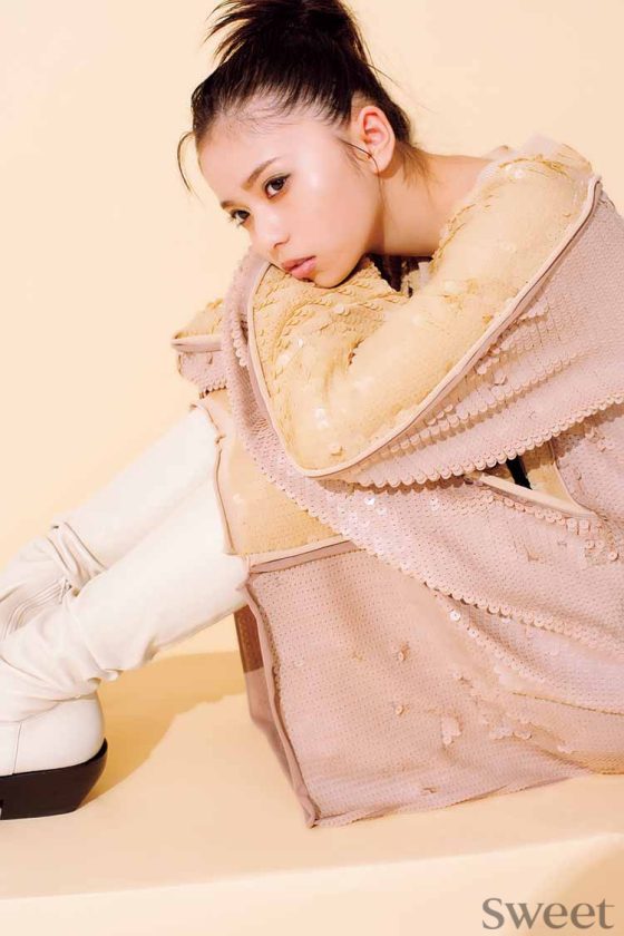 齋藤飛鳥×ボッテガ・ヴェネタ「小娘の私にはまだ早いかも…」表参道店の限定アイテムも公開