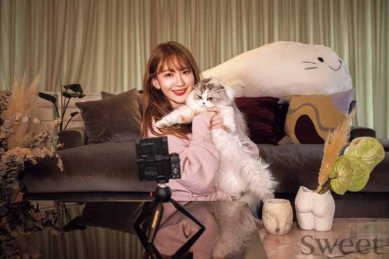 ［小嶋陽菜］動画撮影中の自宅へ潜入！ セルフ撮影で使う機材も公開