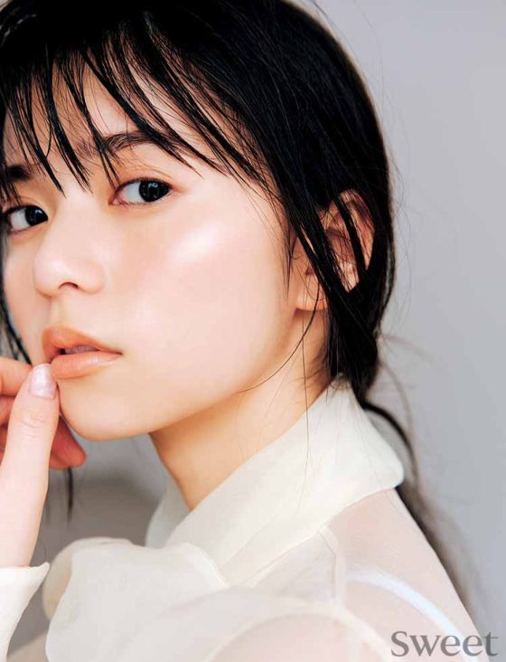 マスク時代の肌には“光”を！ 旬のベースメイクに齋藤飛鳥が挑戦［ヘア＆メイク中山友恵 解説］