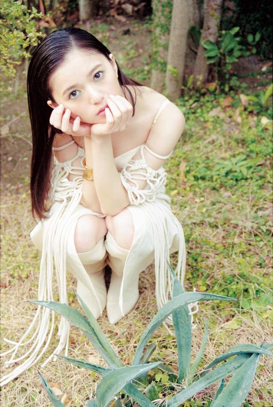 齋藤飛鳥、気になるサステナブランドを纏ってヌーディなルックを披露