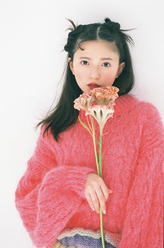 【乃木坂46・齋藤飛鳥】新作ニットと花でカワイイを纏う♡