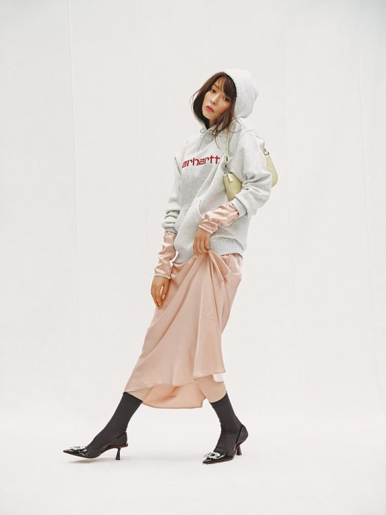 八木アリサが着こなす、フレアドレス×スエットの都会派レイヤード