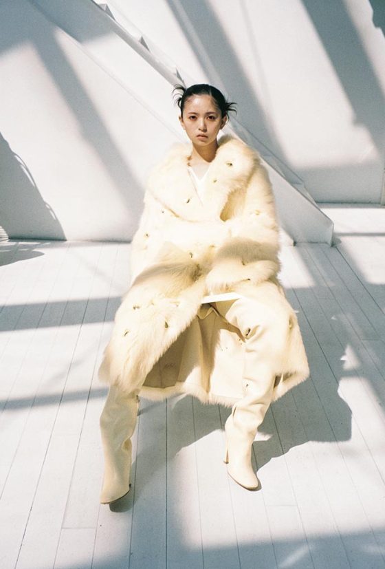 齋藤飛鳥が『BOTTEGA VENETA』で魅せる【齋藤飛鳥 連載 FASHION FRUITS】