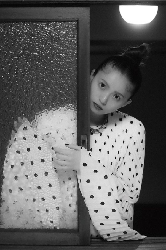 バレンシアガのつつましきモノクロームを堪能する。【齋藤飛鳥 連載 FASHION FRUITS】