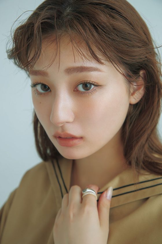 吉川愛がブラック×ピンクでつくる「旬顔メイク」に挑戦♡ほんのり抜け感を演出するテクとは？