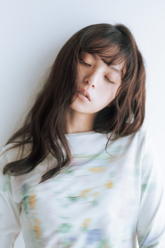 アンニュイな表情を魅せる“あしゅ”にくぎ付け【齋藤飛鳥_連載 FASHION FRUITS】