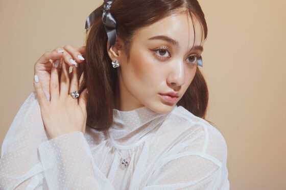 【ヴァン クリーフ&アーペル】谷まりあが名品“アルハンブラ”を纏う