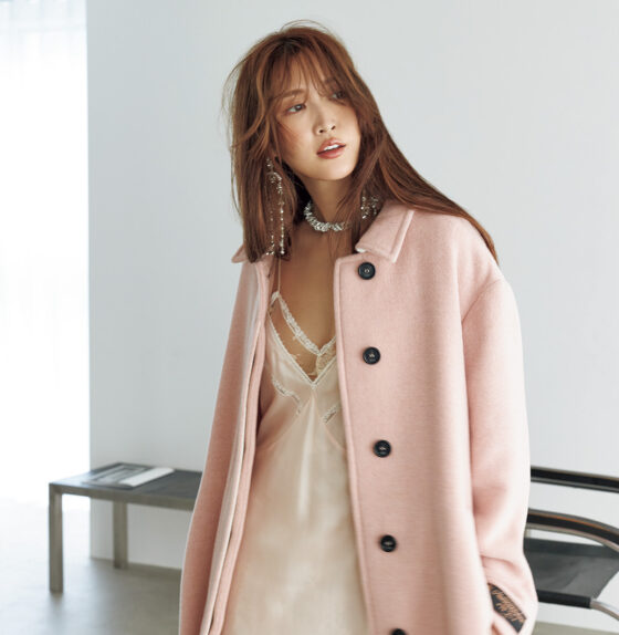 色っぽレディに♡ “紗栄子”が纏うキャミソールドレス×ロングコート