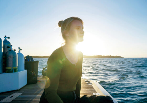 ミア・ワシコウスカが映画『ブルーバック あの海を見ていた』について語る【sweetムービーインタビュー】