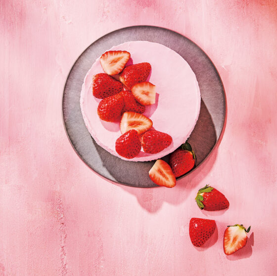 ヘルシーで映え♡ 苺のヨーグルトレアチーズケーキのレシピ