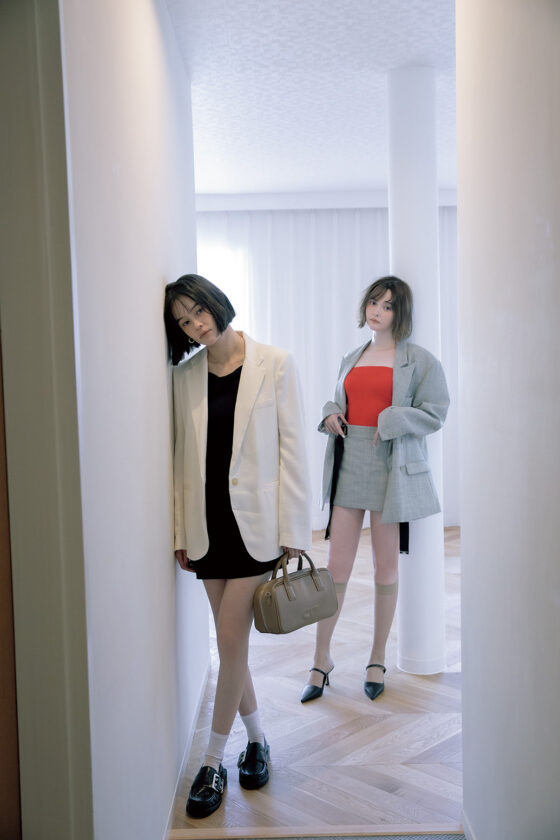 【玉城ティナ＆emma】海外セレブの間でもブーム！マイクロミニ×テーラードでやんちゃな優等生スタイル