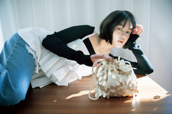 【2024年春トレンド】キラキラバッグは、大人な恰好にハズしで合わせるのが大正解！