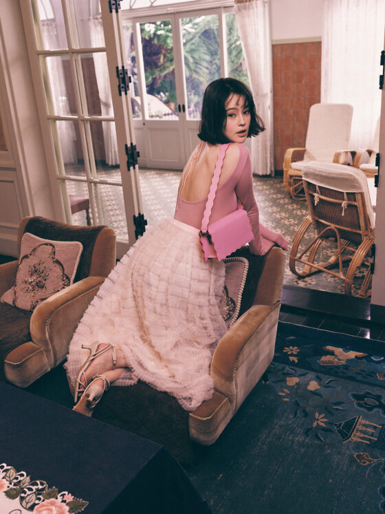 【肌見せ】大胆な背中あきがカギ！大人な色っぽピンクコーデ