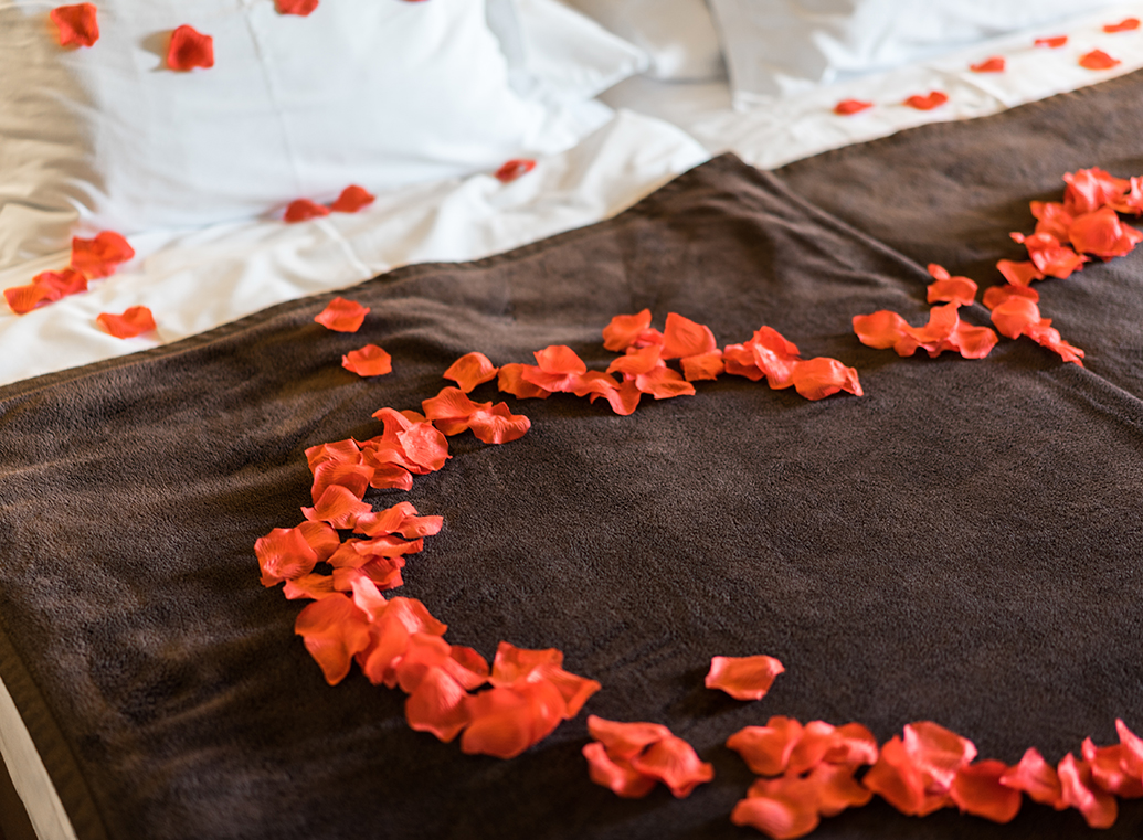 ベッドに薔薇の花