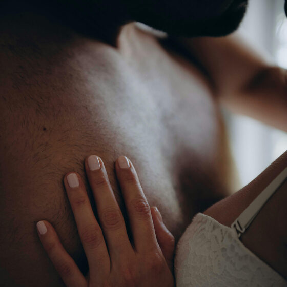 「くすぐったい」は性感帯の始まり？彼と敏感エリアを探り合う方法