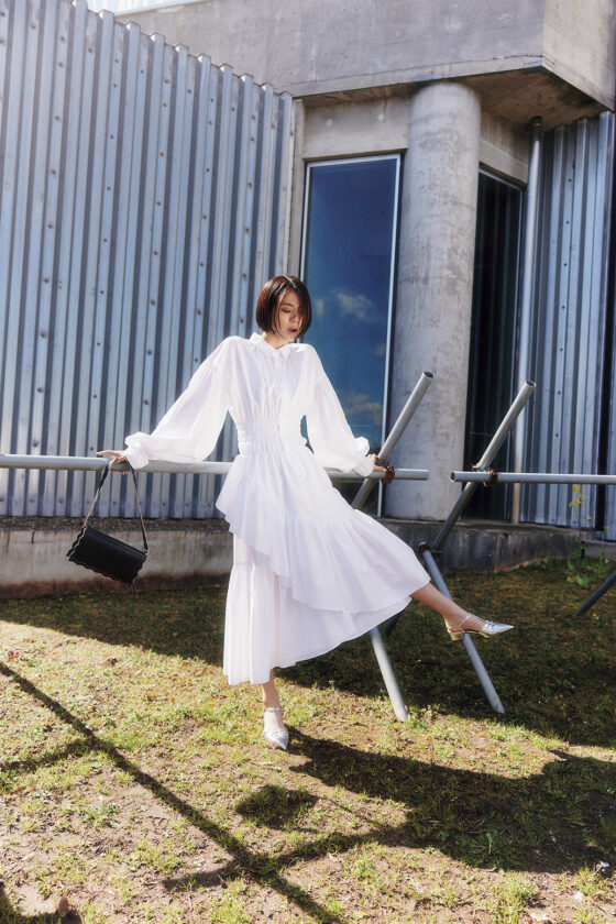 【2024年最新】着回し力抜群！大人の「白シャツワンピース」コーデ