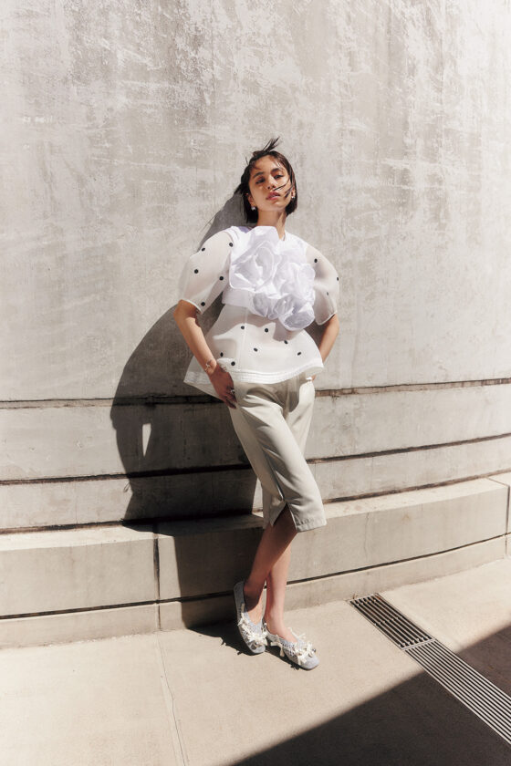 【オールホワイトコーデ】素材や柄など…アクセントになる白アイテム4選