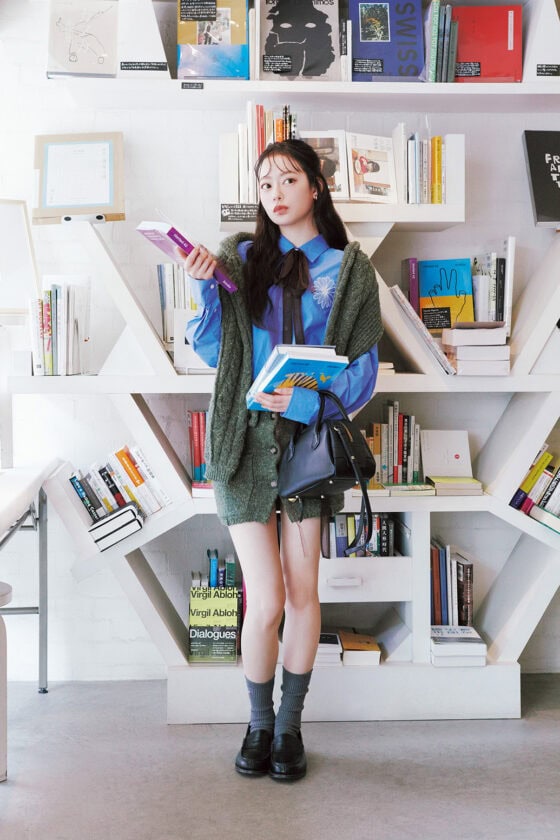 プレッピーに可愛さをプラス！差し色にもぴったりな「ブルーシャツ」で春先取りコーデ