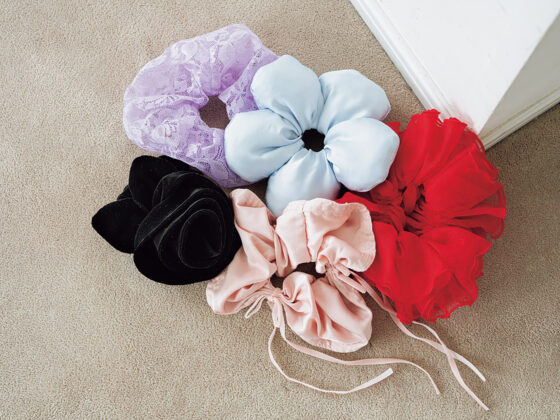 チラ見せで洒落る！簡単ヘアアレンジには「ビッグシュシュ」がおすすめ