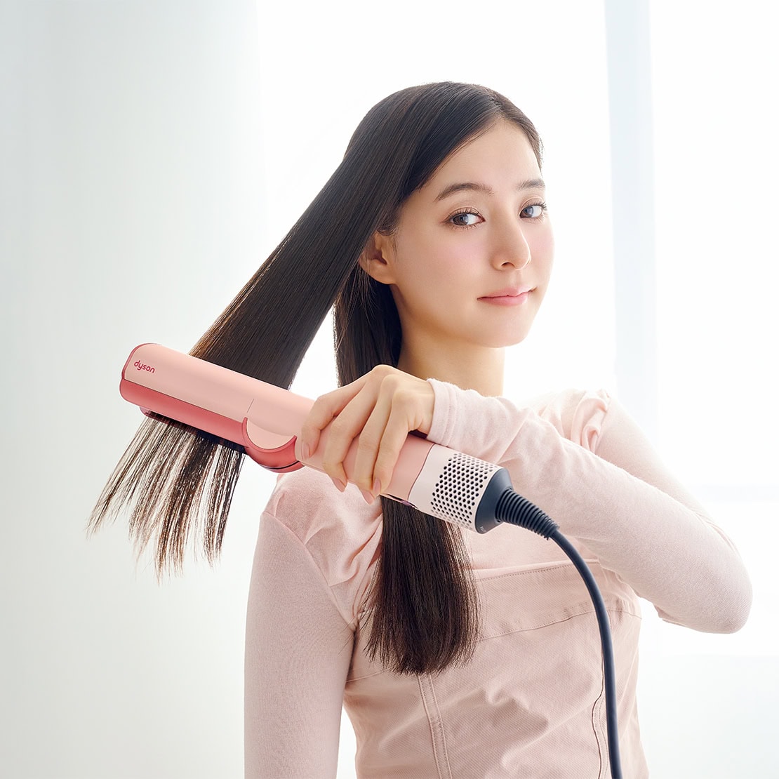 【dyson × 新木優子】忙しい新生活の味方！ 乾かしながら簡単に時短で 理想のストレートヘ。