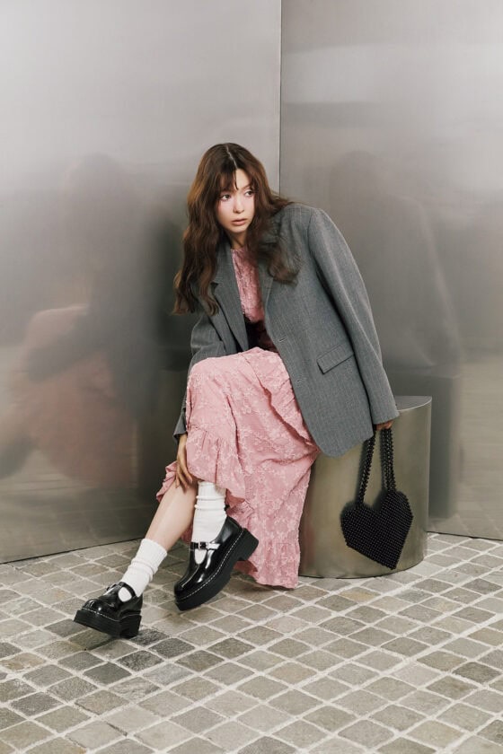 「ジャケット」でハンサムに！上品な大人のピンクコーデ