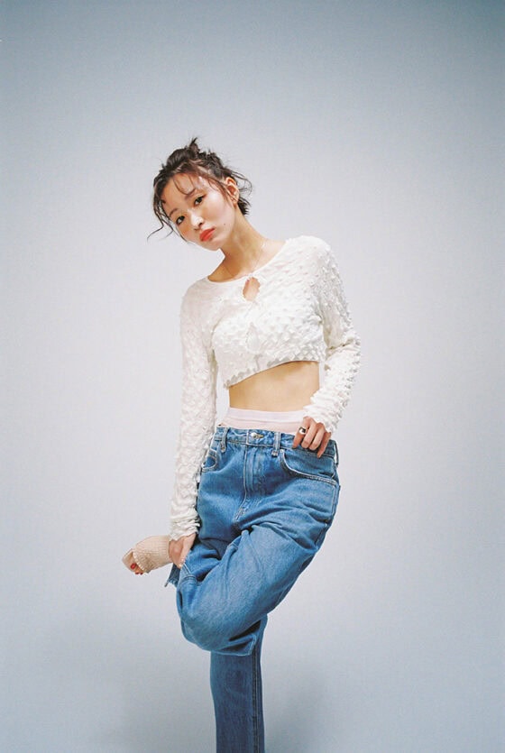 ブーム再来！旬の「ローライズデニム」で大人の肌見せコーデ