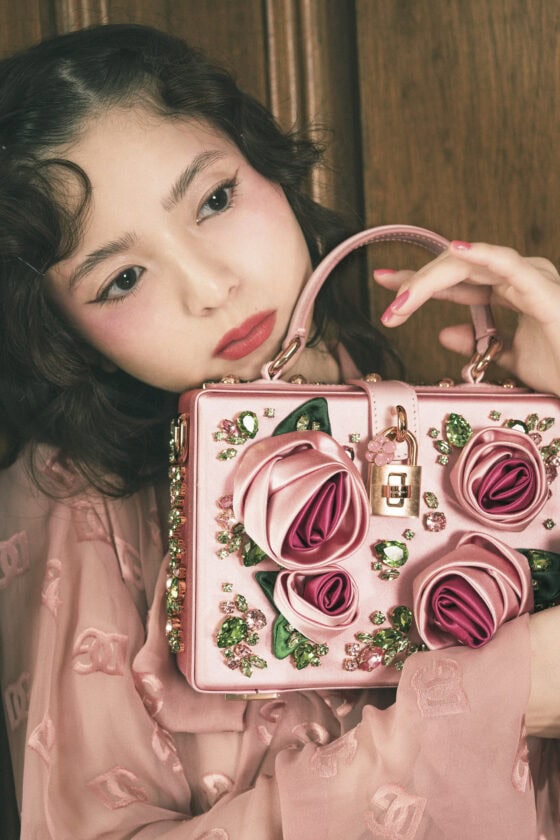 齋藤飛鳥がエレガンスを纏う。ピンクと花で色めくドルチェ＆ガッバーナ