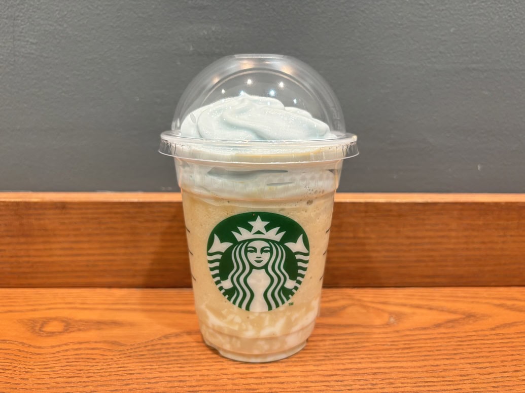 【スタバ新作レポ】1杯で2つの色と味が楽しめる♡ 新感覚「春空 ミルクコーヒー フラペチーノ」飲んでみた