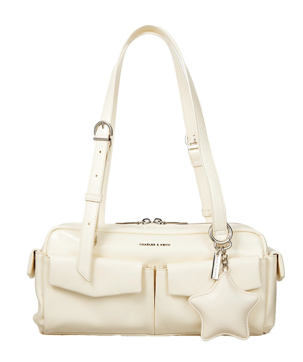 バッグ[H15×W30×D6.5cm]¥13,900、バッグチャーム ¥2,500(共にCHARLES ＆ KEITH/CHARLES ＆ KEITH JAPAN)