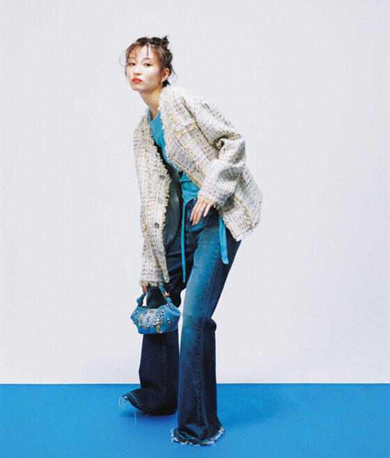 脚長効果がスゴイ！旬の「フレアデニム」で春の大人カジュアルコーデ