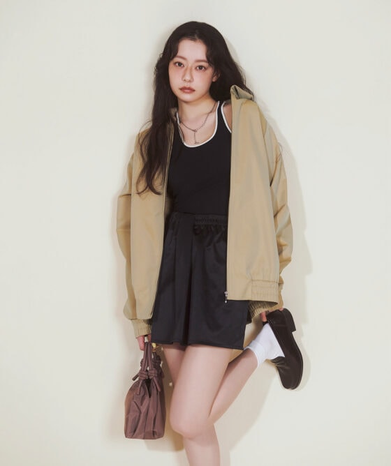 春は“ミニ丈”に挑戦したい！ヘイリー・ビーバー風「ストリートシック」コーデ