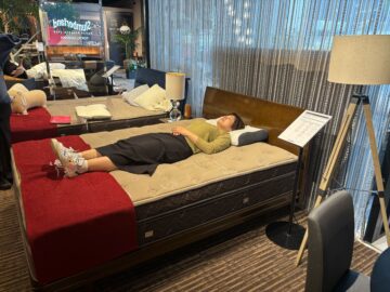 マットレスの硬さを体験中