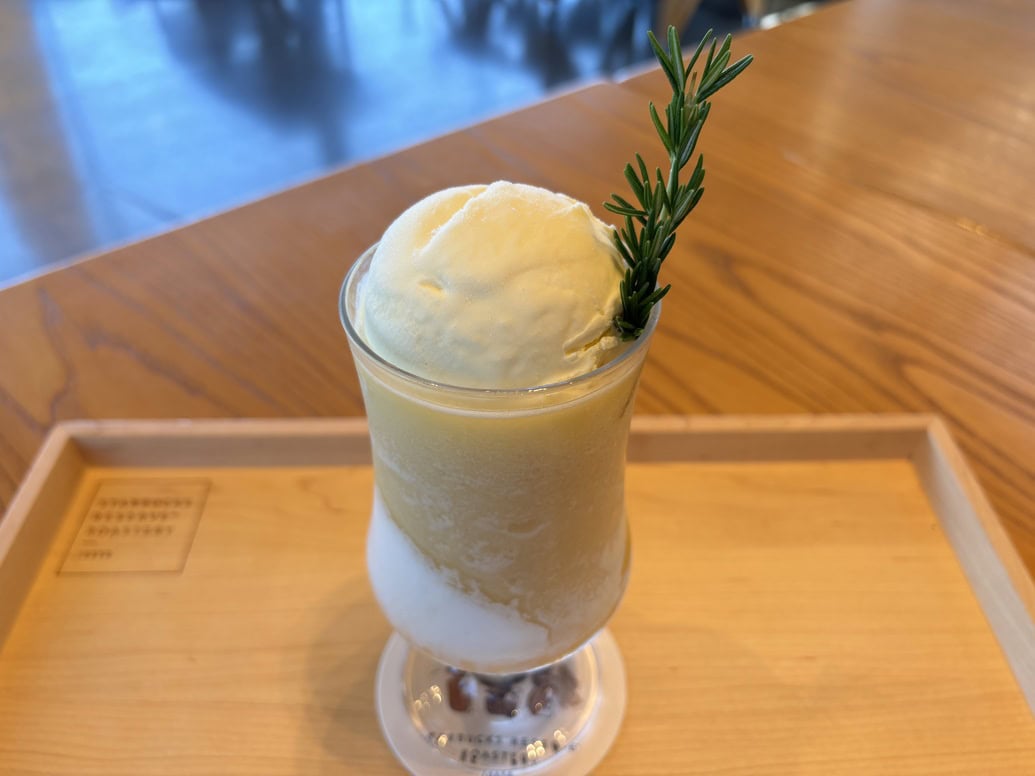 スタバ　ロースタリー 東京　ティバーナ™ フローズン パイナップル コナ ポップ