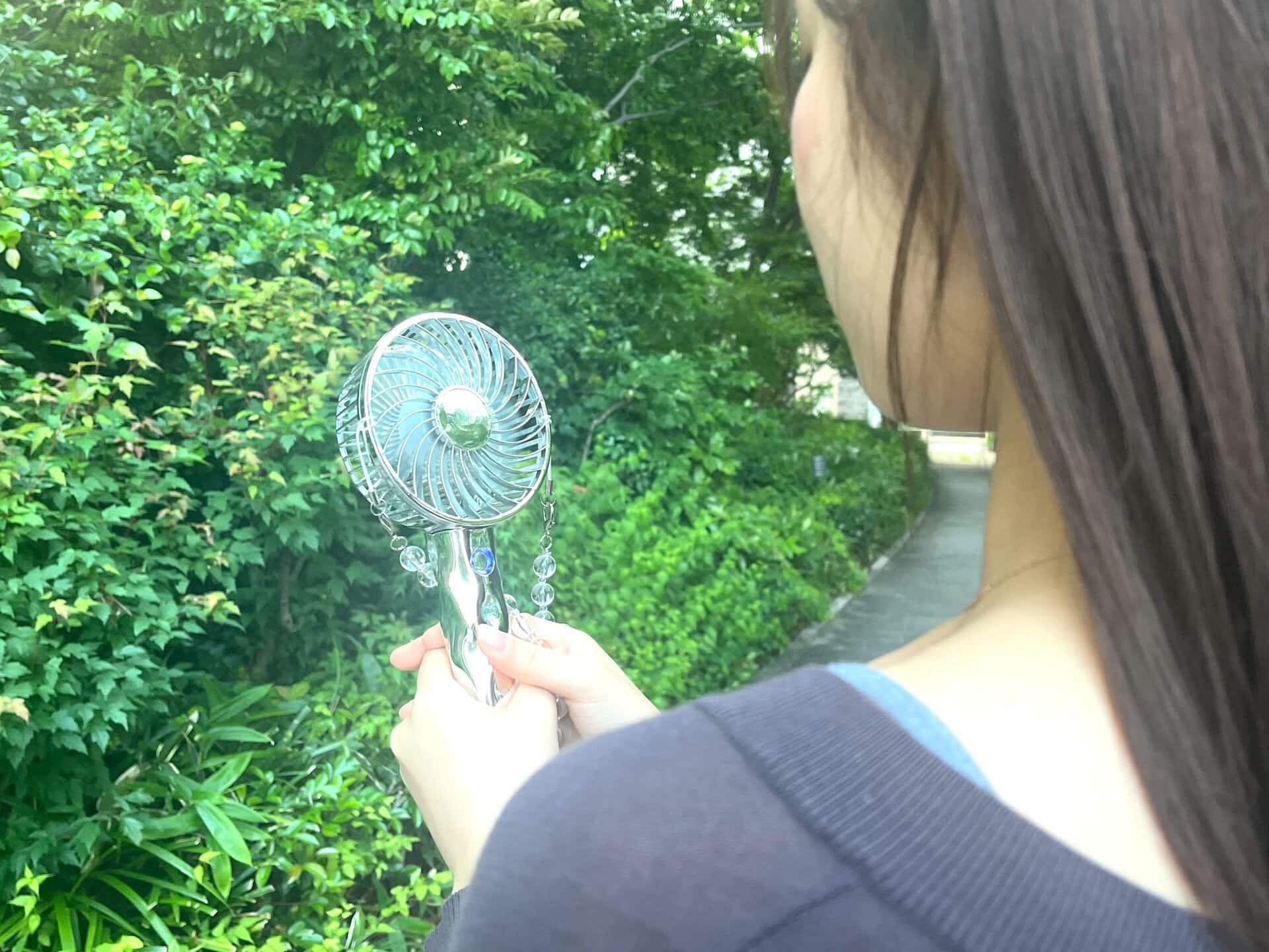 フレ ハンディファン ウェーブ シルバー使用イメージ