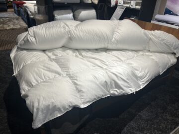 2枚あわせると冬用、1枚だけだと夏用になる羽毛布団