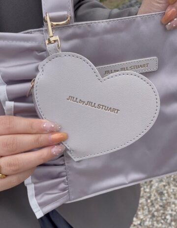 JILL by JILL STUART（ジル バイ ジルスチュアート）　ハート形チャームつきフリルトートバッグ　